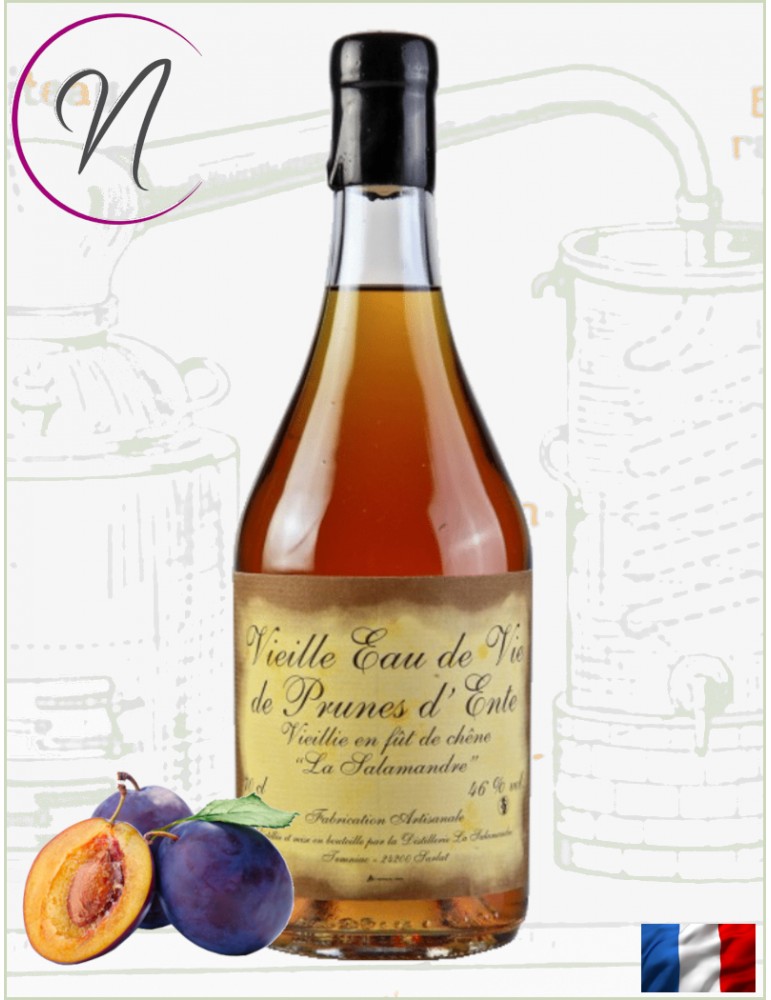 Bouteille de Vieille Prune d’Ente Périgord 12 ans avec étiquette ancienne et pruneau coupé à côté, fond illustré et petit drapea