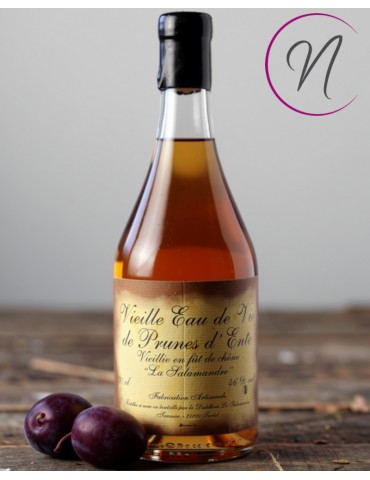 Bouteille de Vieille Eau de Vie de Prunes d’Ente, 12 ans, avec étiquette dorée et deux prunes à côté sur une table en bois