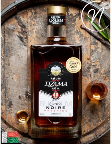 Bouteille de rhum Dzama Cuvée Noire Prestige sur bois, étiquette noire et or, médaille awards, petits verres