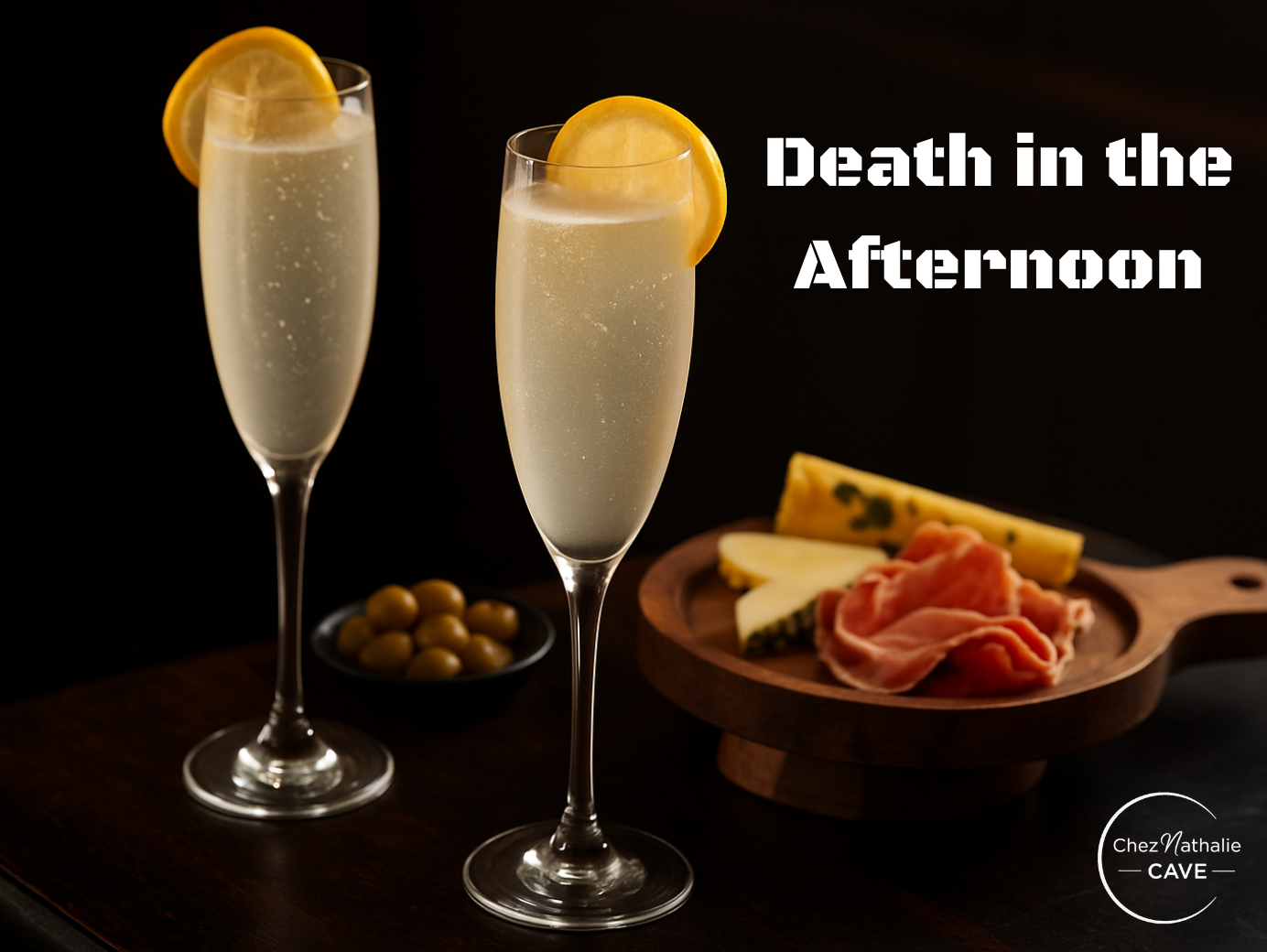 Deux flûtes à champagne remplies, garnies d’un quartier de citron, accompagnées de fromages et charcuterie sur planche; ambiance noir.