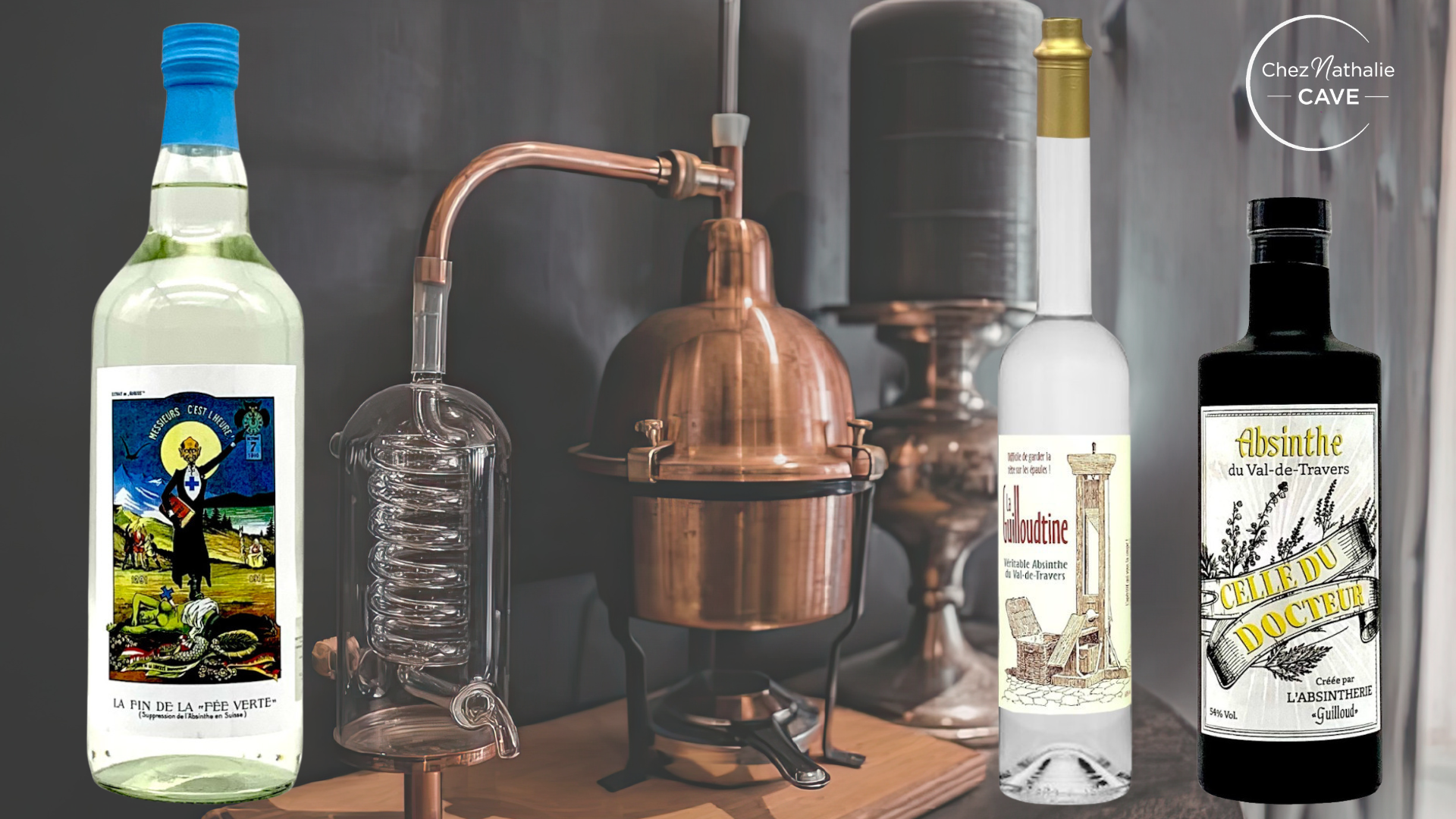Alambic en cuivre, avec bouteilles d'absinthe et logo Cave Chez Nathalie en haut à droite.