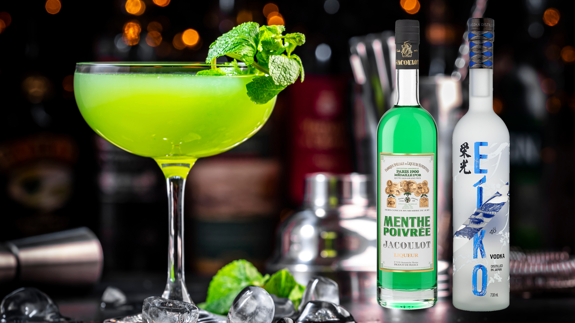 Cocktail nine o'clock, bouteilles de liqueur de menthe poivrée Jacoulot et de vodka Eiko.