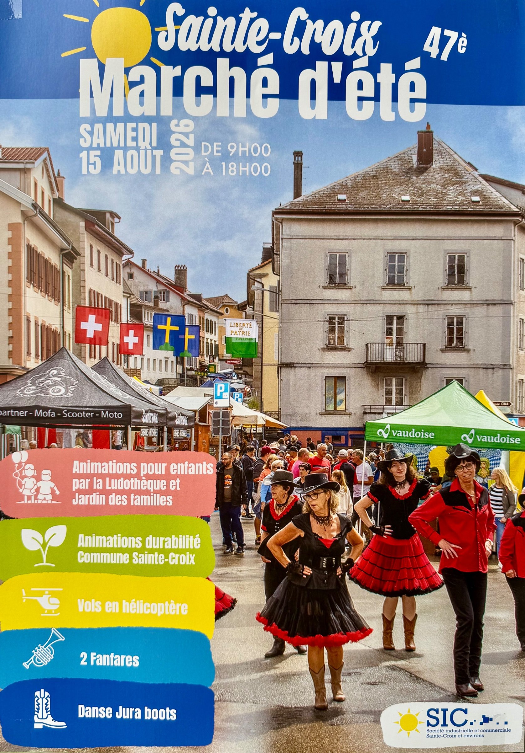Affiche du marché d'été de Sainte-Croix, avec danseurs en costumes colorés dans une rue animée et des stands colorés, météo ensoleillée.
