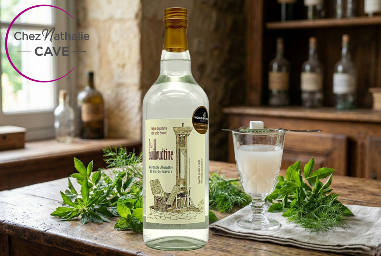 Bouteille Absinthe Guilloudtine sur une table en bois, avec un petit verre à côté et des herbes fraîches; logo “Chez Nathalie CAVE” à gauche. Bouteille Absinthe Guilloudtine sur une table en bois, avec un petit verre à côté et des herbes fraîches; logo “Chez Nathalie CAVE” à gauche.