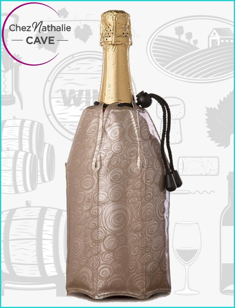 Bouteille de champagne enveloppée d’une housse décorative, posée sur fond illustré de motifs de bouteilles et verres. Apéritif dînatoire froid facile et rapide.