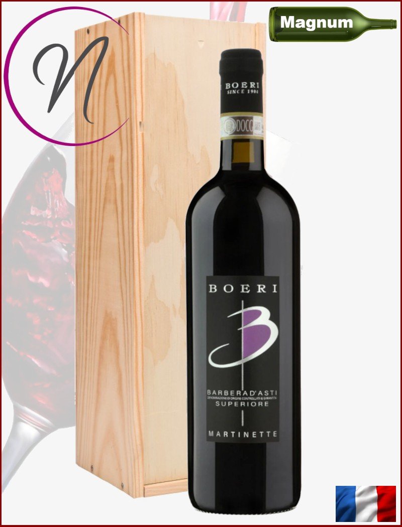 Bouteille de vin Boéri Barbera d'Asti avec caisse en bois et petit drapeau français, sur fond blanc. Inclut une étiquette sombre et un logo violet au niveau du goulot. Parfait pour apprendre histoire du vin.