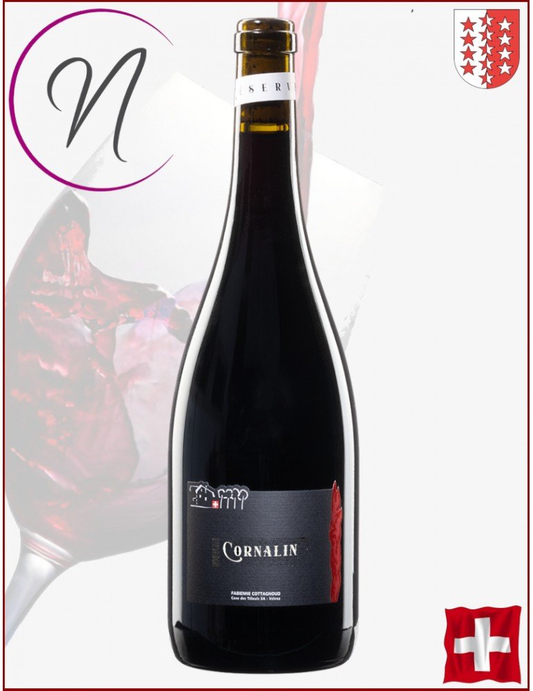 Une bouteille de vin rouge valaisan se dresse devant un fond clair.