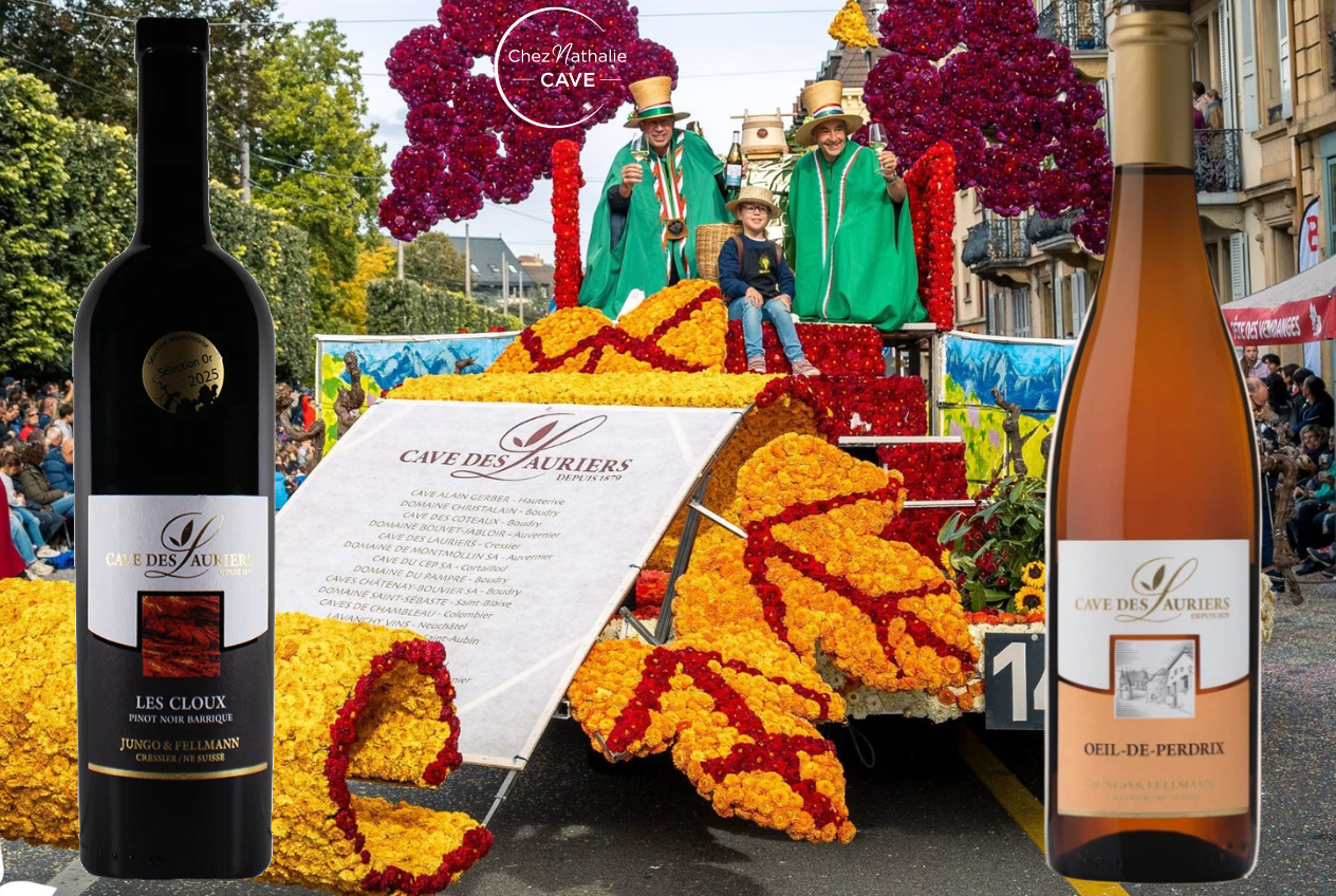 Deux bouteilles de vin emblématiques Pinot Noir Cave des Lauriers encadrent une parure colorée de fleurs lors d’un défilé, avec une charrette décorative en arrière-plan.
