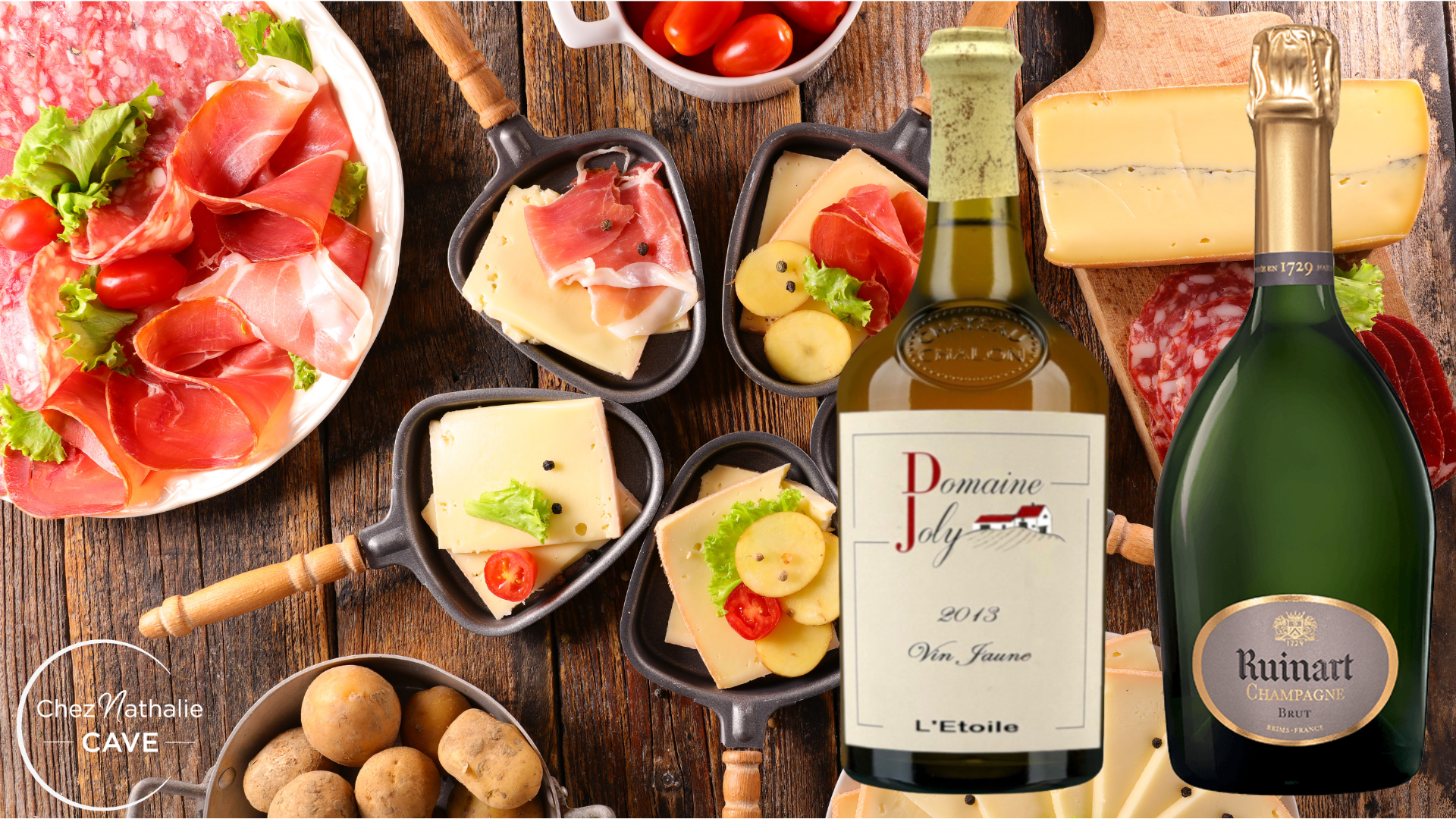 Assortiment de charcuterie et fromages à raclette accompagnés de pains et noix sur planches en bois, avec deux bouteilles de vin.